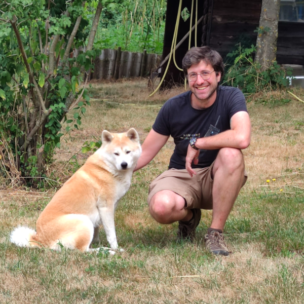 Kira, Akita Inu, et Calvin Delberghe, son éducateur canin et comportementaliste